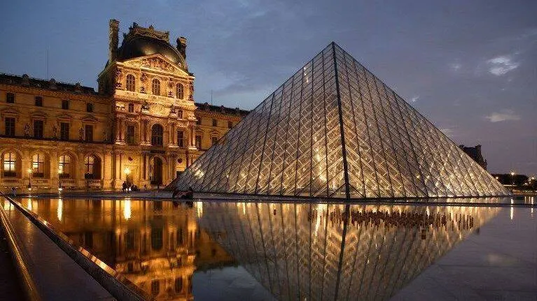 Le Louvre, entre palais et musée : l’ADN d’un géant culturel en mouvement